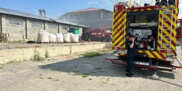 Пожежа на підприємстві виникла у селі Товсте: горіла покрівля складу