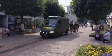 На щиті зустріли командира відділення взводу Євгенія Махаринця жителі Борщівської громади