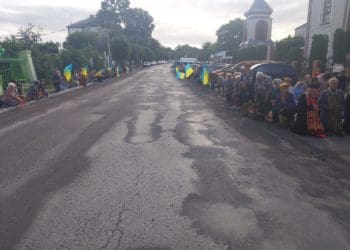 Навколішки зустріли тіло 20-річного захисника Владислава Сенькова у Борщівській громаді