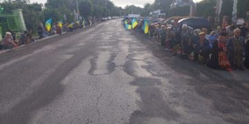 Навколішки зустріли тіло 20-річного захисника Владислава Сенькова у Борщівській громаді