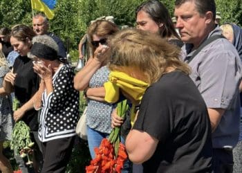 Хрещена мати схилилася над домовиною: із воїном Олександром Чуріловим попрощалися у Підволочиській громаді