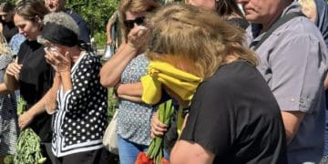 Хрещена мати схилилася над домовиною: із воїном Олександром Чуріловим попрощалися у Підволочиській громаді