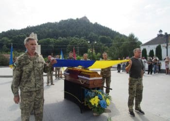 Із захисником України, командиром розвідувального відділення Сергієм Ярмощуком попрощалися у Кременецькій громаді