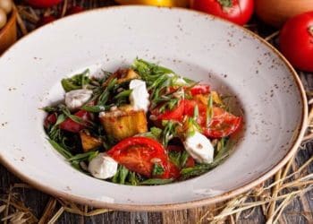Теплий салат з баклажанами помідорами та сиром: рецепт на вихідні