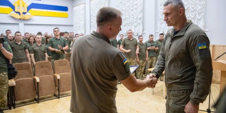 Машини, спорядження, ремонт, – Віталій Кличко побував у військовій частині, яка отримує допомогу з бюджету Києва