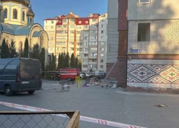 Житель Тернополя викидав з квартири меблі