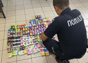 незаконно продавали електронні сигарети