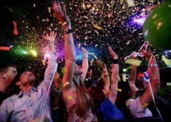 Молодь гучно веселилась у центрі Тернополя