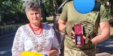 Мати Андрія Дячука отримала відзнаки сина