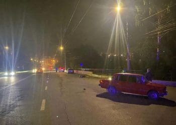 Неповнолітній мотоцикліст потрапив під колеса ВАЗу у Тернополі