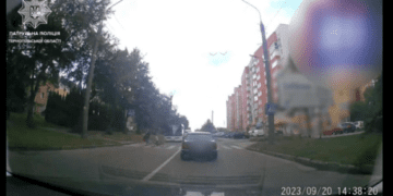 розшукали водія автобуса, який не пропустив пішоходів на Київській