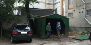 З центру Тернополя на смітник вивезли гараж, який належав невідомому
