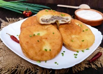 Рум’яні, пухкі й соковиті біляші: як приготувати смачну страву