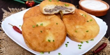 Рум’яні, пухкі й соковиті біляші: як приготувати смачну страву