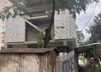 У Тернополі міська влада показово демонтує дві споруди