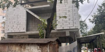 У Тернополі міська влада показово демонтує дві споруди