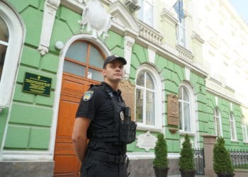 На службу до школи: поліцейські охорони чергують у закладах освіти Тернополя