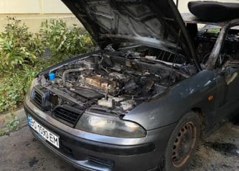 автомобіль горів ввечері на Карпенка у Тернополі