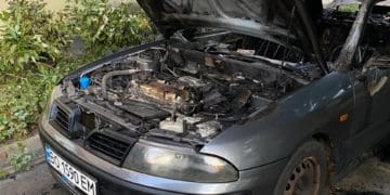 автомобіль горів ввечері на Карпенка у Тернополі