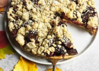 Тертий пиріг зі сливами: рецепт дня
