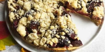 Тертий пиріг зі сливами: рецепт дня