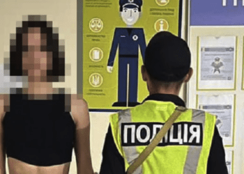 У Києві дві сестри танцювали на могилах військових: їх затримала поліція