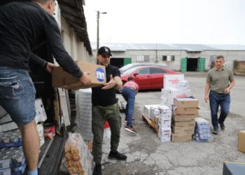 Автомобіль, Starlink, будівельні матеріали та продукти: волонтери «Української команди» знову везуть допомогу на фронт (Відео)