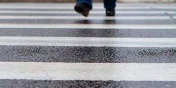 Водій збив неповнолітню на переході і втік