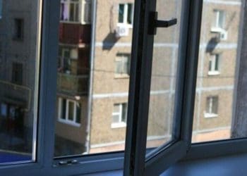 Жінка вистрибнула з вікна будинку на Тернопільщині