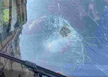 Водій BMW вдарив палицею у лобове скло Жигулів