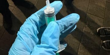 Підозрілого чоловіка зі шприцом зупинили на Привокзальному майдані