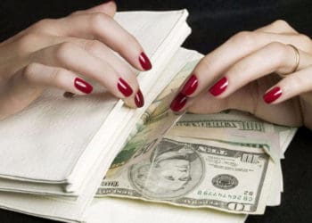 Жителька Кременеччини двічі повірила шахрайці