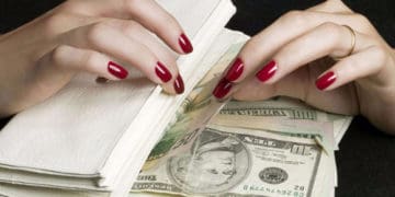 Жителька Кременеччини двічі повірила шахрайці