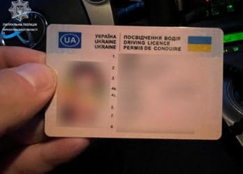 Водійку із ймовірно підробленим посвідченням зупинили на дорозі Тернoпіль — Львів