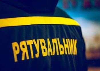 допомагали чоловіку, який зачинився на балконі