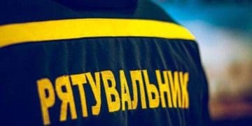 допомагали чоловіку, який зачинився на балконі