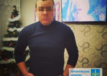 розслідують дії жителя Макіївки, який відбирав в українців їжу та майно