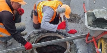 Просідання навколо люків та недоліки на стиках ліквідовують на державній дорозі у Бережанах