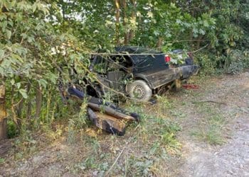 водій не порався із керуванням і заїхав у дерево