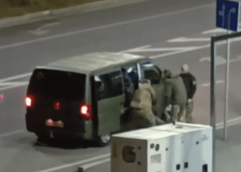 У поліції прокоментували відео, де люди у формі заштовхують когось у бус в Тернополі