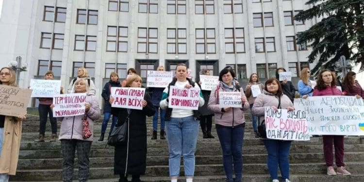 Біля Тернопільської ОДА збиралися пікетувальники із плакатами