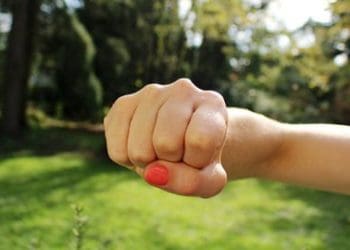 побиття неповнолітньої