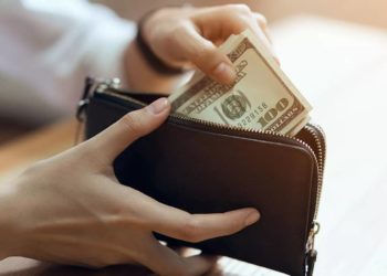 житель Зборівської громади поцупив долари і витратив на розваги