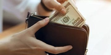 житель Зборівської громади поцупив долари і витратив на розваги