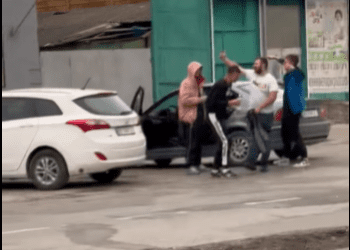 Дружина військового у Збаражі зробила зауваження хлопцям, які гучно веселились