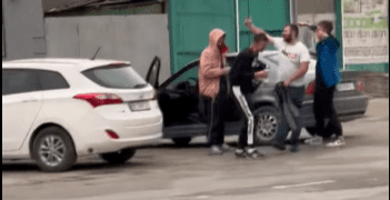 Дружина військового у Збаражі зробила зауваження хлопцям, які гучно веселились