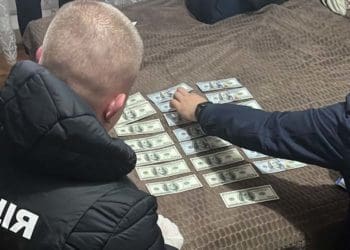 Виявили ділків, які продавали у Тернополі фальшиву валюту