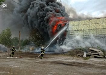 Рятувальники ліквідували масштабну пожежу в селищі Заводське під Чортковом