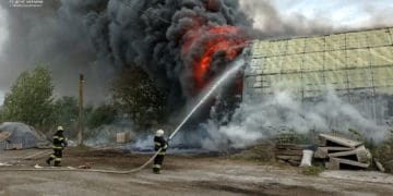 Рятувальники ліквідували масштабну пожежу в селищі Заводське під Чортковом