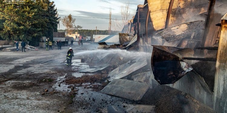 Рятувальники ліквідували масштабну пожежу в селищі Заводське під Чортковом
